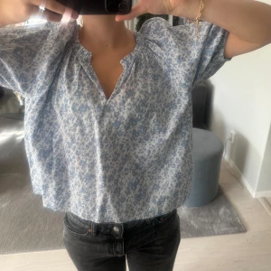 Other stories blus - Säljer denna sjukt söta blus från other stories! Jag köpte den förra året i Köpenhamn.💞