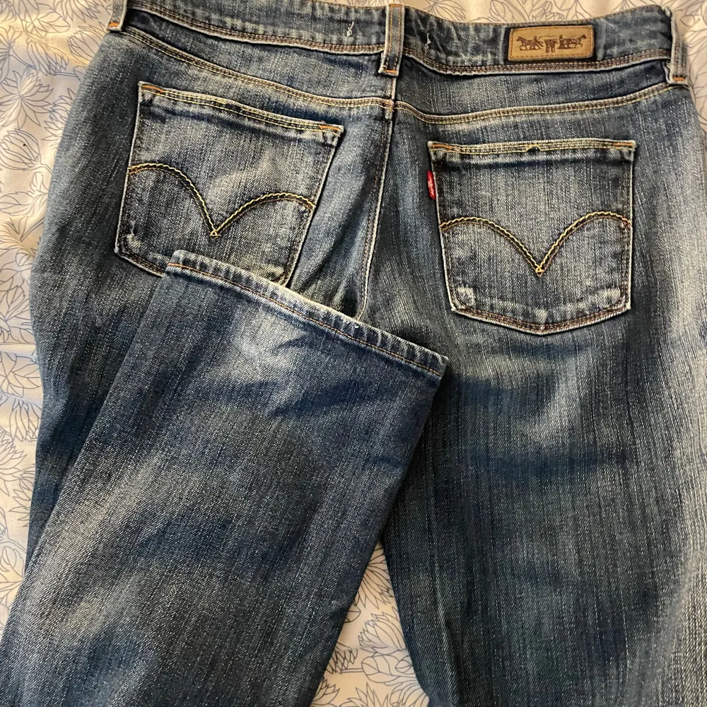 Säljer denna snygga levis jeansen då den är stor på mig och lång. Står inget storlek men skulle säga 36. . Jeans & Byxor.