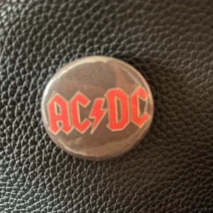 ACDC pin - ACDC pin!!! Använd köp nu!