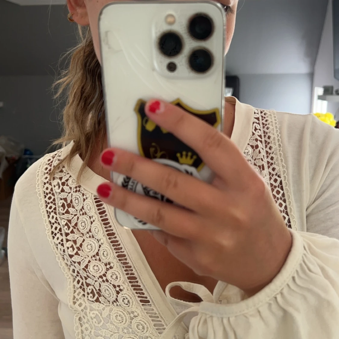 Vit blus med spetsdetaljer - 90