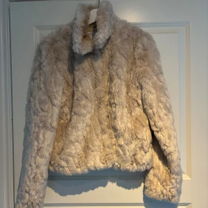 Pälsjacka - Fluffig pälsjacka från Vila