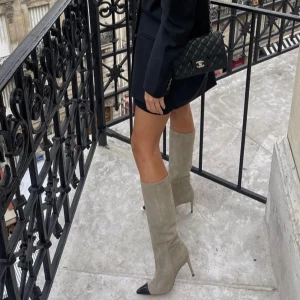 Custommade stövlar  - Endast testade - nyskick Färg: greige (grå beige)  Nypris 4099kr  