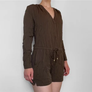 Jumpsuit - Fin jumpsuit från H&M i storlek 38! Köparen står för frakten men kan även mötas upp i Uppsala, Knivsta eller Sigtuna! Tveka inte att fråga mig om något🌰