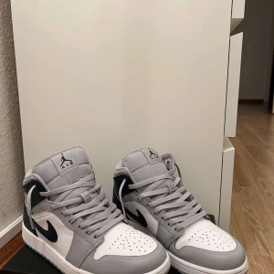 Jordan 1s mid  - Helt nya använt 1 gång. Sjukt snygga skor som enkla att styla. Väldigt bekväma och funkar till alla sammanhang. Säljer på grund av fel storlek. Pris kan diskuteras vid snabb affär 