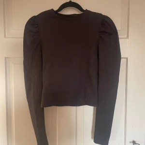 Tröja - Tröja från hm med puffärmar, säljer då jag har slutat använda den! Fint skick, du står för frakten