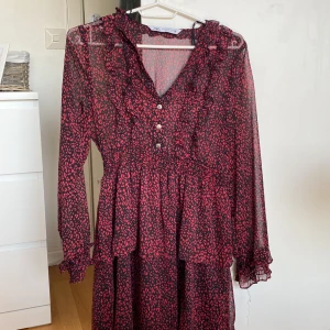 Söt klänning som också kan vara en kjol om man har nån stickad tröja över 💗 - Bra skick , knappt andvänd 