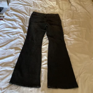 Svarta medel-lågmidjade bootcut jeans - Ett par jätte fina medel-lågmidjade svarta bootcut jeans som aldrig har kommit till användning, de är så sjukt fina men är lite tajta vid midjan på mig😭 (Köpte de för ca 250kr)