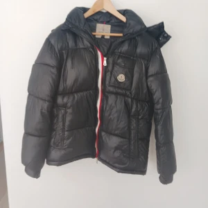 Moncler jacka i bra skick - Moncler jacka i bra skick använd ett fåtal gånger stl L