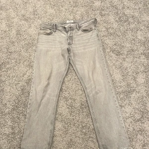Jack and Jones jeans  - Riktigt feta Jack and Jones jeans i storlek 32/32, säljer pågrund av att det inte används  Hör av er vid frågor! Priset går absolut att diskutera!