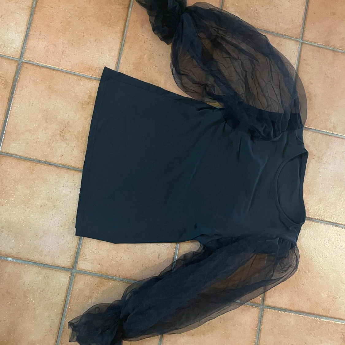 Tröja med spetsarmar