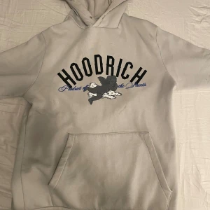 hoodrich hoodie - tröjan är i fint skick förutom en liten skada vid fickan köptes fron hoodrich egna hemsida 