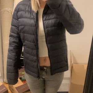 svart jacka - nästan aldrig använt denna jacka. passar perfekt till höst, vinter och vår