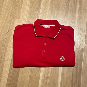 Röd moncler pike/polo - Super skick och relativt oanvänd, storlek XL. Hör gärna av dig vid frågor