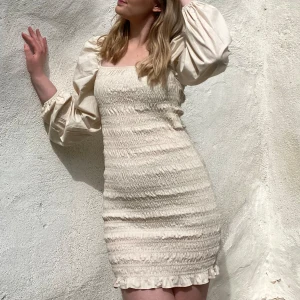 Beige klänning  - Beige klänning från NAKD i bra skick 🥰🥰