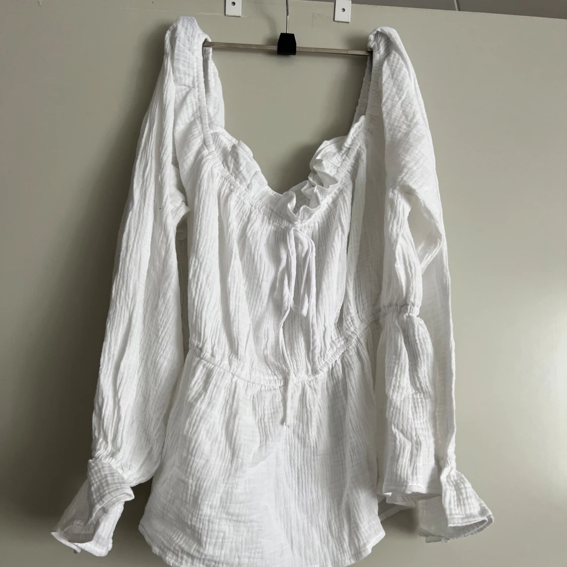 Vit blus med volangdetaljer från Nelly