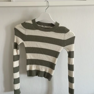 PULL&BEAR tröja  - Använd enstaka gång, som helt ny! Storlek XS.