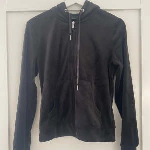 Tröja - Säljer nu denna jättefina tröja ifrån Gina tricot i storlek s💕 jätte bra skick då den knappt är använd!