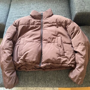 Croppad vinterjacka - Croppad vinterjacka från H&M, är superskön och rejält fodrad. 