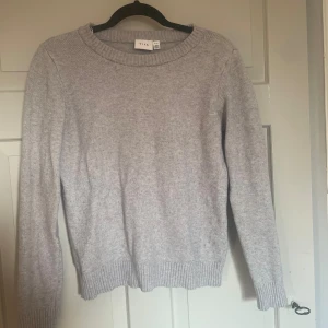 Stickad tröja - En grå vila tröja i storlek xs, använd några gånger men i bra skick! Säljer då den inte kommer till användning!