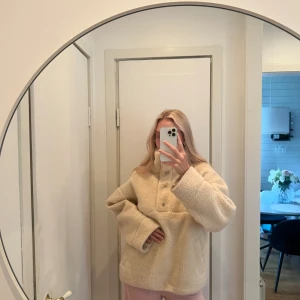 Teddyjacka samsoe - Säljer min super snygga och gosiga teddyjacka från samsoe. I nyskick. Använd ca 2 ggr.  Den är gräddvit i färgen Stl xs men sitter iberiske. Jag har vanligt vis S 