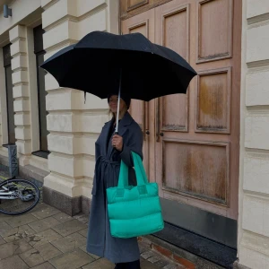 Grå kappa  - En grå kappa från ellos. En väldigt exklusiv grå kappa som är lite tyngre. Väldigt bra kvalite, perfekt till hösten/vintern. 