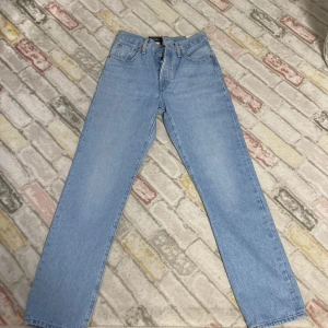 Levis jeans dam - En helt nya ljusblå Levis jeans dam , har ej använts då ja fick den i present utan kvitto o storleken är lite för lite för mig 