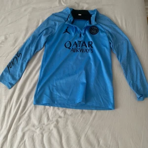 Psg tracksuit - Tjena folket! Säljer en riktigt fet Psg tracksuit som är i storlek 16. Har använt fåtal gånger och säljer då den är för liten.