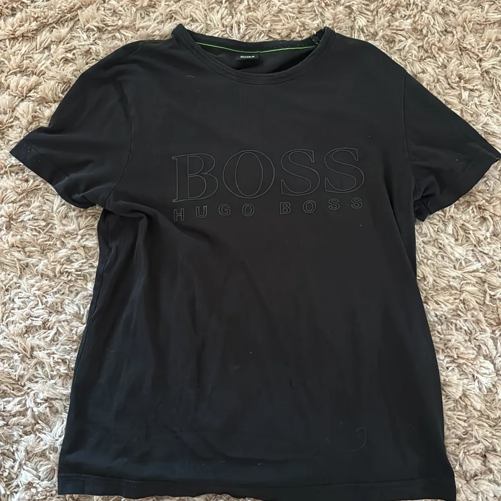 En snygg Hugo boss tröja med ett riktigt snyggt tryck, modellen av tröjan görs inte längre och är därför väldigt ovanlig. Vid fler frågor är det bara att skriva . T-shirts.