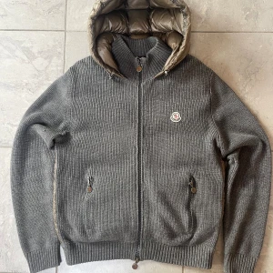 Moncler cardigan  - Moncler cardigan äldre modellen, bra skick, storlek xxl men är som en L eller en tajt XL. Jag är storlek L och passar på mig perfekt, kontakta för passbilder eller köpbevis/kvitto. 