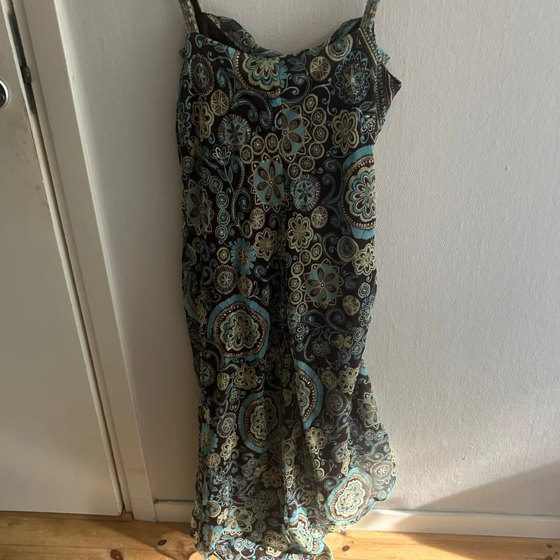 Mönstrad långklänning med smala axelband - 90