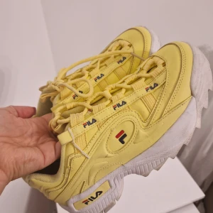 Fila sneakers storlek 39 - Sneakers från Fila i storlek 39