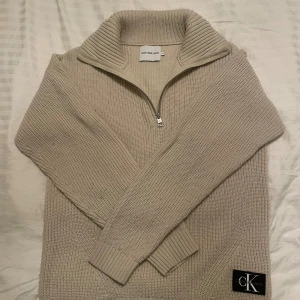Half zip  - Riktigt stilren Half zip av Calvin Klein. Storlek 14-16 eller S passar allt runt 170🙌 pris kan diskuteras vid snabb affär🤝