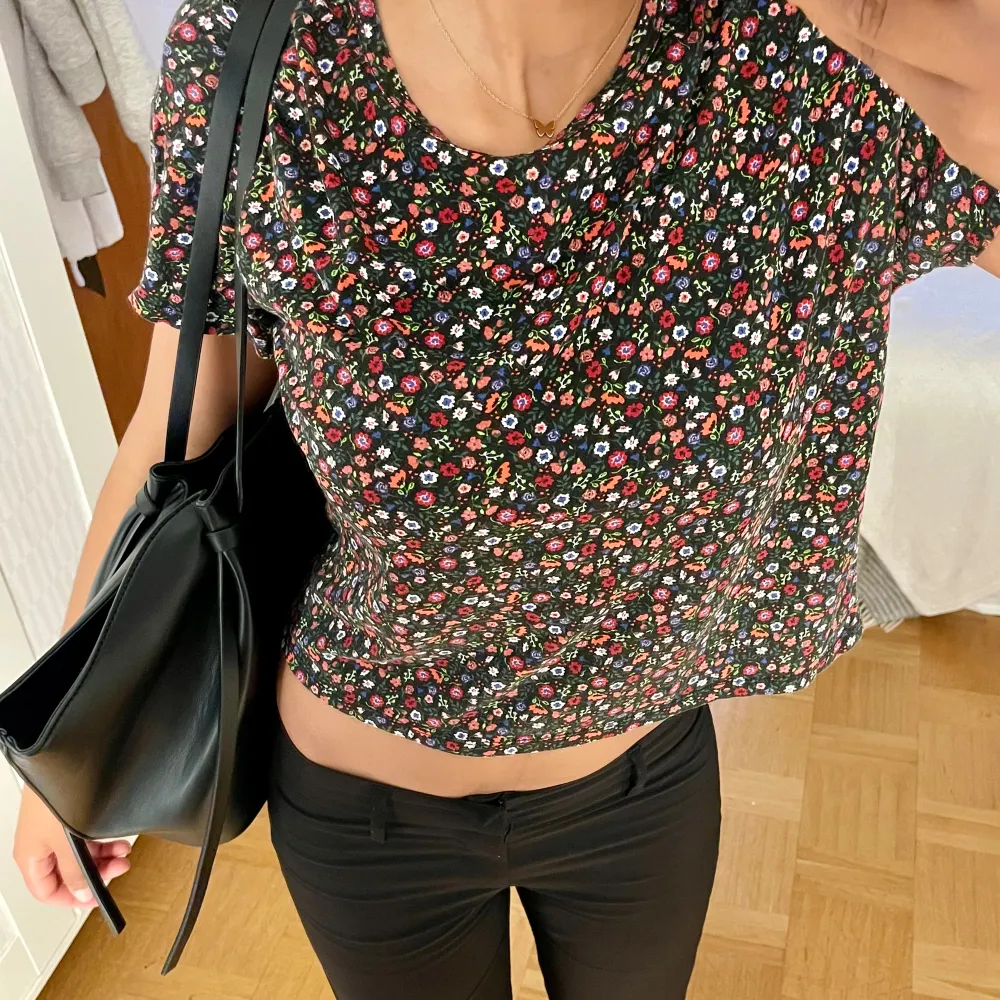 Blommig t-shirt från ZARA👚 Ganska kort i modellen!☺️. T-shirts.