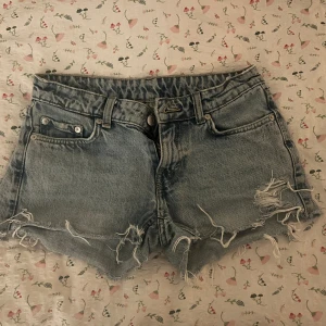 Lågmidjade shorts - Säljer dessa shorts som är helt perfekta i både midja, längd och passform men som tyvärr inte passar längre. Waist är 24/25🥂💕 priset går att diskutera💕
