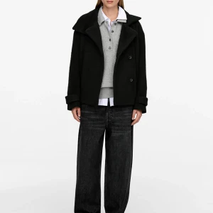 Svart Arket kappa - Säljer en svart Arket kappa i storlek 38. Den är köpt för 1890 kr, säljes för 699 kr.