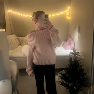Rosa off-shoulder tröja💕💗 - Den är från Gina tricot.💞 väldigt mysig och varm, perfekt till vintern. Den är lite nopprig. Skriv ifall ni undrar något eller vill ha fler bilder💓💕
