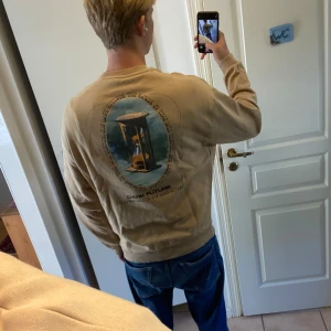 Tröja med Dark Future-tryck - Dark Future Tröja från Asos med timglas-tryck på ryggen. Tröjan är i bra skick och sparsamt använd.