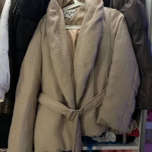 Jacka - Beige jacka. Varm och bra för hösten. Nyskick, knappt använd. Köpt förra året på nakd. Privat kan det skickas mer info samt fler bilder. Möts gärna i göteborg för smidig affär. Pris kan även diskuteras vid snabb affär