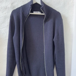 Ljung zip cardigan  - Mörkblå full zip cardigan från Ljung, köpt på Åhlens i Göteborg för ungefär 6 månader sen. Skick: Nyskick Nypris: 1000 SEK Kvitto? Nej