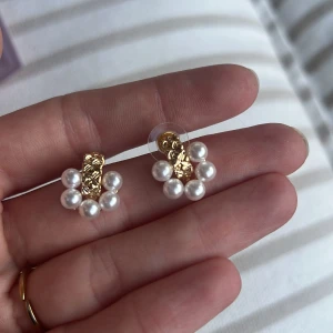 Moder Jord Design  - Super söta örhängen med 18k guldpläterad yta och små söta pärlor. Helt nya, kommer med ask.
