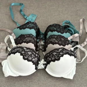 Snygga och oanvända Bh-ar 70A - Riktigt snygga,Formpressade bh-ar från bodyflirt. Vit,grå och petrol. Helt ny,endast 1 provad. Strlk 70A  180kr för ALLA 3 el ge ett prisförslag ☺️