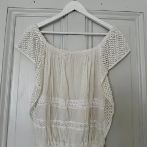 Odd Molly off-shoulder top  - Boxig, supersöt off-shouldertop i bohostil. 100% bomull. 