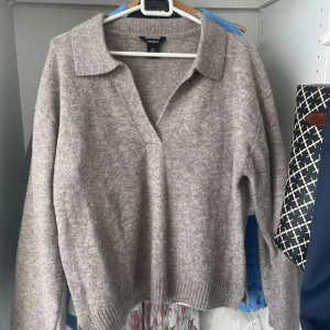 Stickad tröja - Säljer denna superfina stickade tröja från Lindex helt i nyskick, storlek S!💕