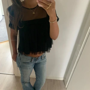 Fest topp - En svin snygg svart festtopp! Den går verkligen att ha till allt och den är använd 1 gång💓