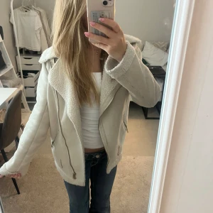Beige jacka - En jacka från bik bok i storlek XS. Skulle även passa S. Superfin nu till hösten🩷