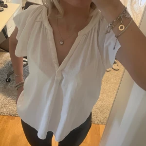 Söt blus - Sååå fin blus i perfekt skick!😍 Bara att skriva om eventuella frågor, annars andvänd köp nu🫶🏼
