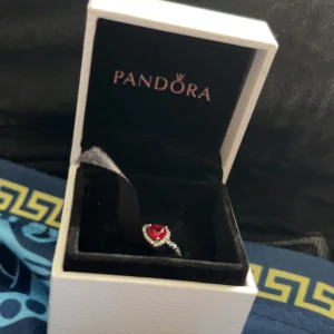 Pandora ring  - Säljer min Pandora ring som ja skulle ge till min tjej men hon lämna mig. Va otrogen med min bror😁! Nypris 899kr