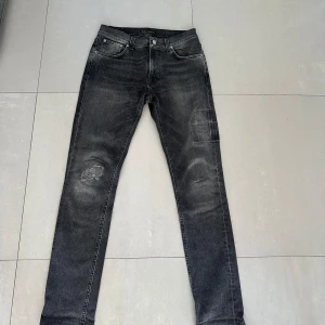 Nudie jeans ( slitningar)  - ett par över feta gråa jeans med lite slitningar och modellen lean dean ( slimfit)! Riktigt snygga nu till vintern!  hör av er vid intresse!🤝🏽
