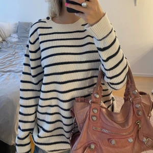 Stickad tröja - En super söt stickad tröja!!