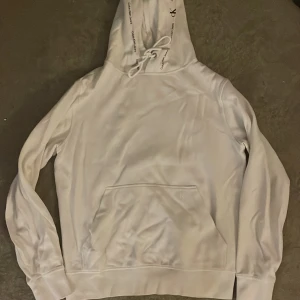 Calvin Klein hoodie - Säljer nu en riktigt skön Calvin Klein Hoodie som funkar till allt, här av er vid frågor 